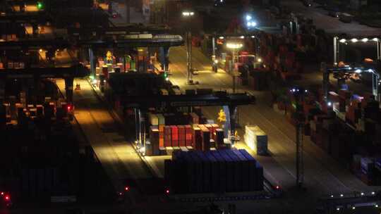 航拍南京龙潭港口夜景卸货轮船集装箱龙门吊视频素材模板下载