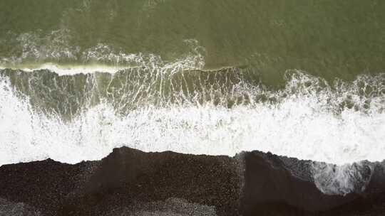 海浪到达海岸的无人机镜头