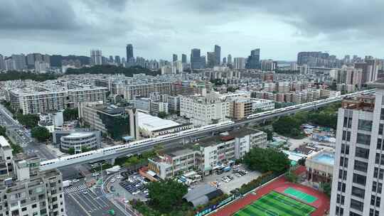 高铁从城市中穿过 动车在城市中穿梭