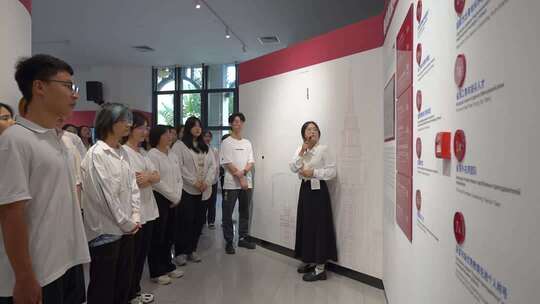 学生参观展览听讲解