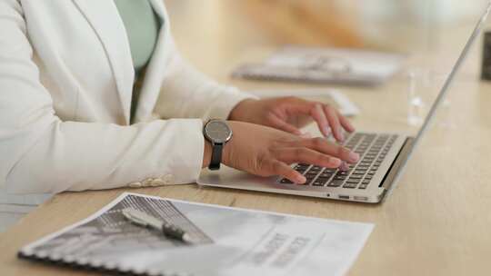 手部键盘打字特写