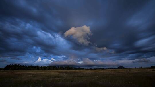 时光倒流的闪电风暴云