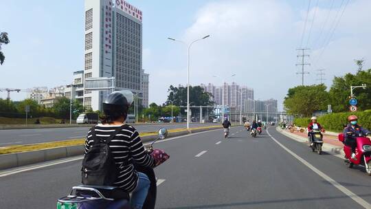 马路上骑电单车 骑行第一人称视角 街景