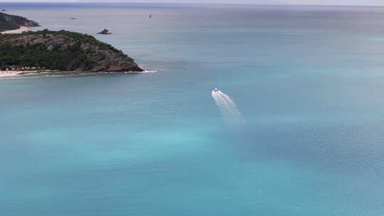 安提瓜和巴布达后海湾海滩附近的摩托艇。航