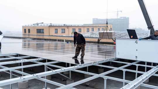 新能源分布式太阳能光伏发电站面板安装视频素材模板下载