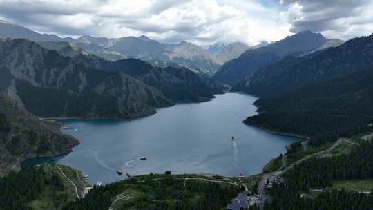 新疆天山天池山间湖泊景色宜人游客众多