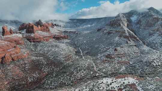 亚利桑那州塞多纳冬雪下的红岩——无人机拍