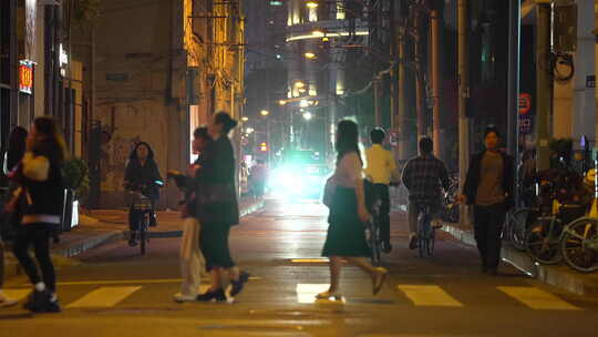 上海深夜街头行人汽车