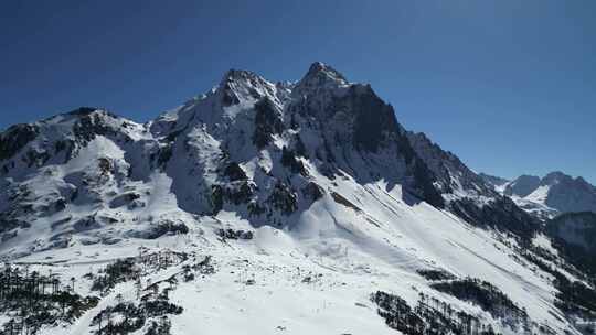 香格里拉孔雀山近距离雪山