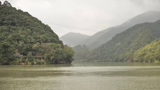 乘坐游船看到的浙江建德七里扬帆景区