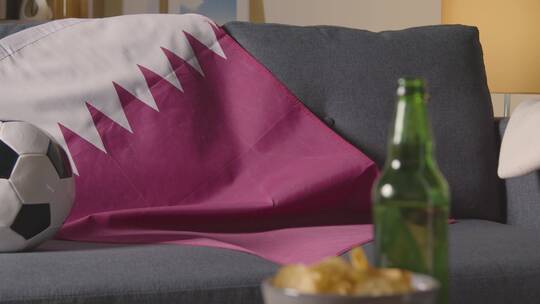 卡塔尔国旗挂在家里的沙发上