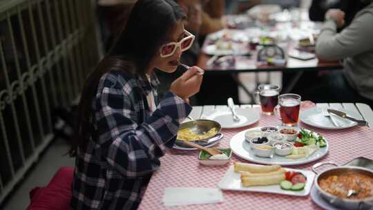 与朋友和好伙伴一起享用美味早餐，享受休闲