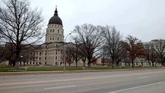 堪萨斯州托皮卡的堪萨斯州议会大厦，车辆驶视频素材模板下载