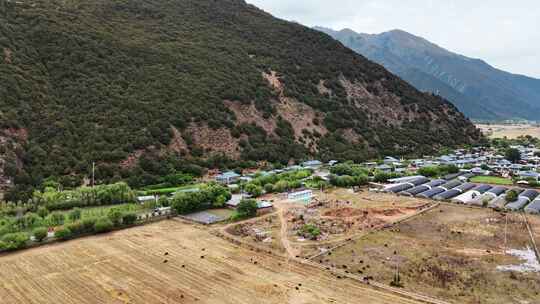 高原山脉上的村落山庄农场