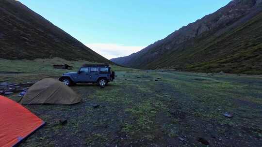 清晨的四川甘孜贡嘎山区乌库楚雪山大本营