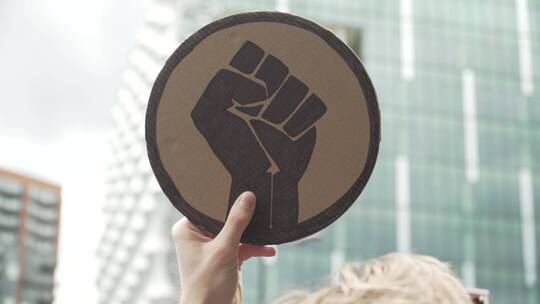 伦敦抗议者举起拳头标志视频素材模板下载