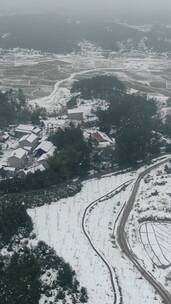 南方山川农田冬天雪景竖屏航拍