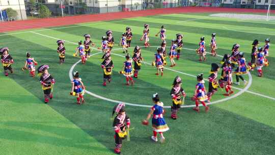 小学生表演传统民族舞蹈