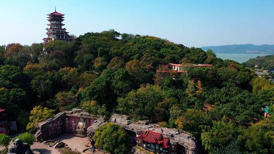 太湖小岛上的古塔