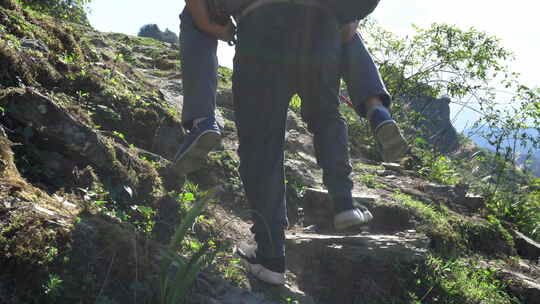 队友背着受伤的驴友继续登山