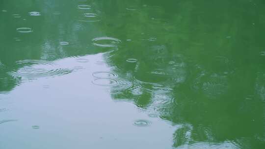 湖面雨滴水波涟漪