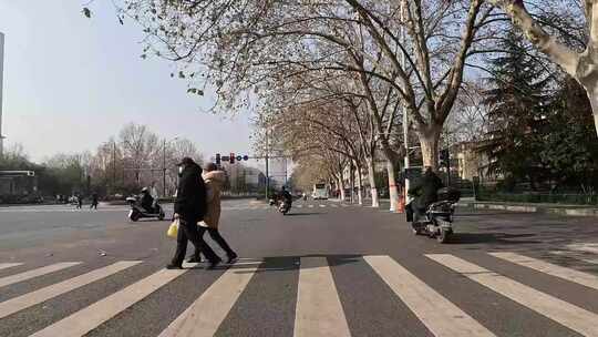 道路交通闯红灯汽车公交车电动车行人素材