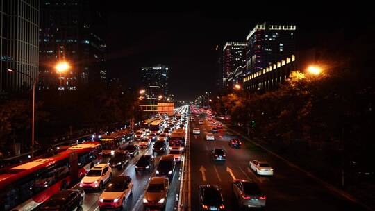 北京大望路夜间车流人流