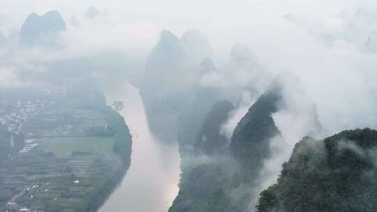 云雾缭绕的桂林山水漓江早晨云海