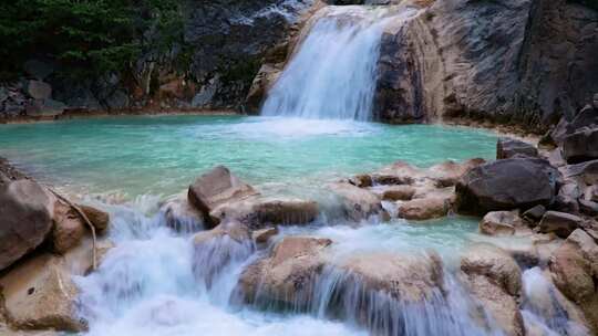 高山岩石瀑布流水