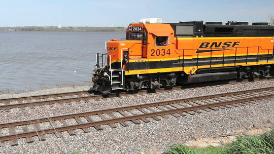 火车慢镜头驶过密西西比河的铁轨