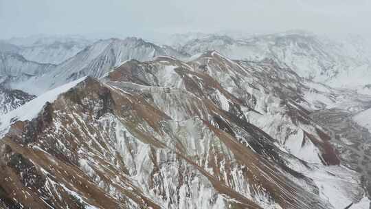 4k航拍冬天雪山山顶风景