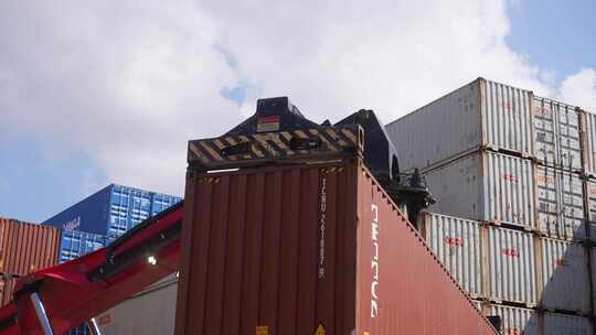 起重机在集装箱码头堆场装卸集装箱