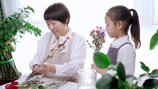 午后在阳光下修剪插花的中国母女