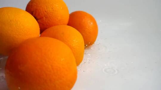 新鲜的橘子在水中滚动