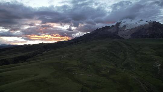 航拍格聂神山草原落日夕阳晚霞