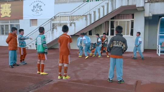 小运动员视频云南德宏小学生课间练习足球视频素材模板下载
