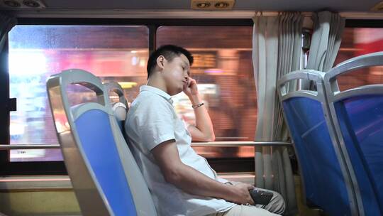 乘坐公交车疲劳打瞌睡的都市男性