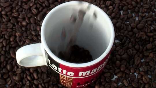 一杯加新鲜烘焙咖啡豆的咖啡