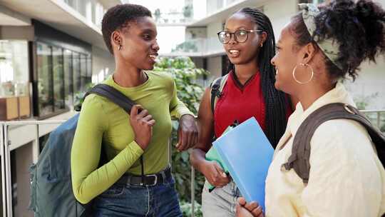 非裔美国学生女孩在大学校园里交谈黑人女性