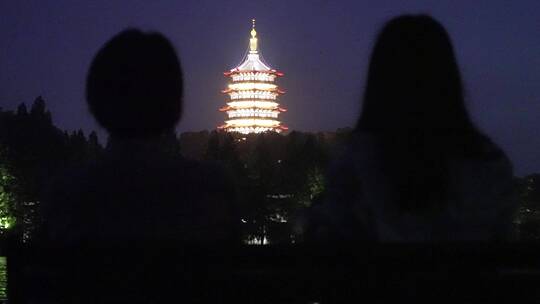 灯火通明西湖风景区雷峰塔夜景