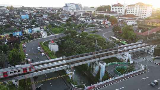 吐谷站附近过铁路桥的旅客列车鸟瞰图。