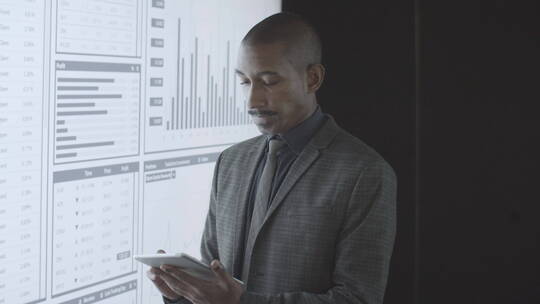 自信的黑色金融专家分析交易图表视频素材模板下载