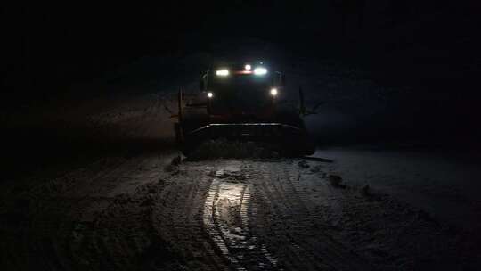 夜晚慢镜头云顶滑雪场压雪车