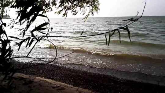 海浪撞击海滩海岸