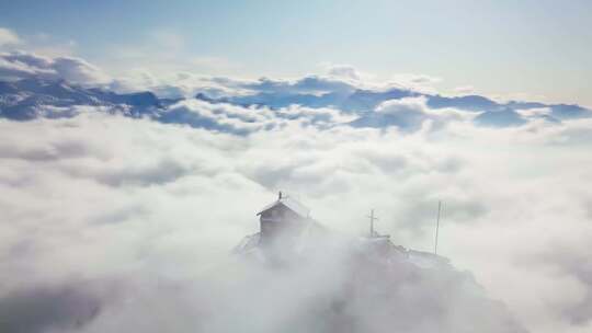 人间仙境天堂山顶房屋天空之上