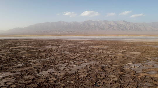 大柴旦湖边干旱的盐碱化土地