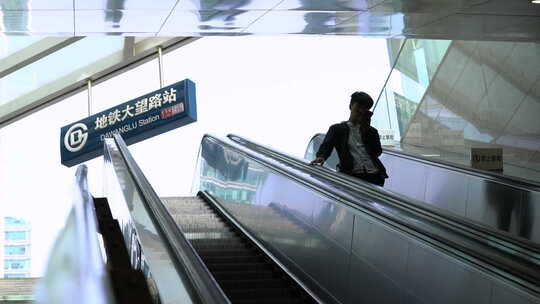 北京大望路地铁站人流视频素材模板下载