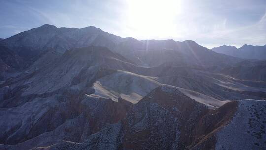 逆光航拍山岭残雪