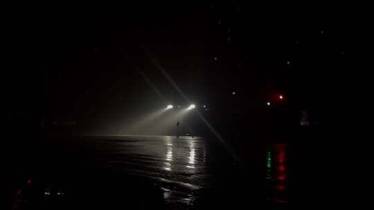 雨夜里路口一束光视频素材模板下载