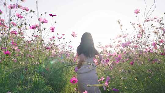 花海中奔跑的女孩